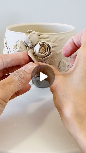 Porcelain Clay Flowers, Painted Air Dry Clay, How To Make Ceramic Flowers, Ceramic Flowers How To Make, Clay Plant Pots Handmade, Clay Flowers How To Make Easy, Clay Pot Art, Handmade Clay Ideas, Flower Clay Art