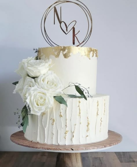 White Wedding Cake With Gold Accent, Engagement Cake White And Gold, Layer Cake Mariage, 2 Tier Wedding Cake Simple, Wedding Cace, 2 Layer Wedding Cake, Gold Buttercream Cake, Gold Drip Cake, Wedding Cake Simple Elegant