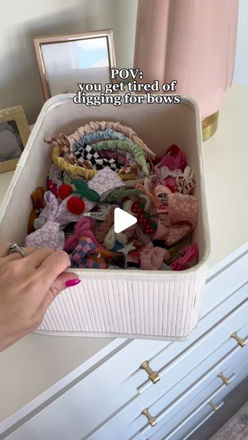 Hair Bow Organization Ideas, Baby Bow Organization Head Bands, Hair Bands Storage Ideas, Hair Bobble Storage, Claw Clip Organization Ideas, Hair Organizer For Kids, How To Organize Bows And Headbands, Toddler Hair Accessory Organizer, How To Store Headbands Ideas