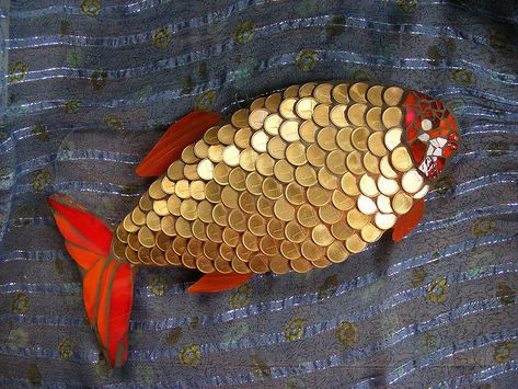 Golden fish. Made of coins and stained glass on cement (WEDI) board. Wedi Board, Coin Crafts, Wedding Gift Pack, Mosaic Animals, Afrique Art, Golden Fish, Mosaic Stained, Wedding Gifts Packaging, Coin Art