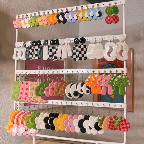 Polymer Clay Display, Clay Earrings Diy Ideas Cute, Earring Business Name Ideas, Preppy Clay Earrings, Clay And Bead Earrings, Polymer Clay Earings Ideas, Clay Diy Earrings, Earring Stand Diy, Homemade Earrings Clay