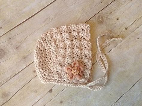 gorros tejidos para bebe paso a paso Baby Bonnet Pattern, Victorian Baby, Crochet Baby Bonnet, Bonnet Pattern, Baby Hat Patterns, Crocheted Hat, Bonnet Crochet, Crochet For Baby, Crochet Vintage