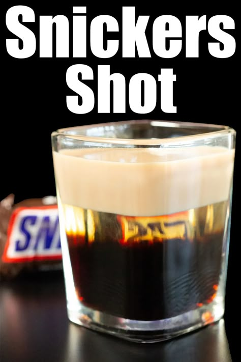 A square shot glass filled with a snickers shot that has three distinct layers. Tasty Shots, Shots Alcohol Recipes, Alcohol Shots, Candy Shots, Fun Drinks Alcohol, Alcoholic Desserts, Shots Shots Shots, Alcohol Beverages, Jell O Shots