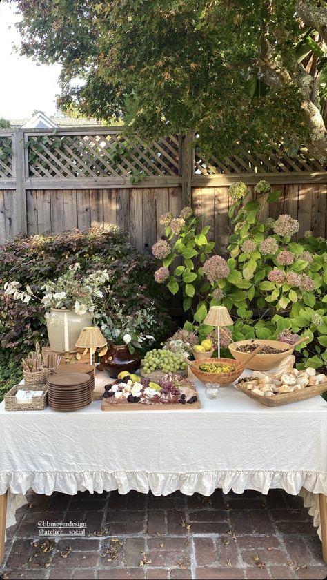 Antique Bridal Shower Ideas, Tea Station Party, French Farmers Market, Garden Bridal Shower Ideas, Vintage Bridal Shower Ideas, Bridal Shower Picnic, French Tea Parties, French Bridal Showers, Bridal Shower Home