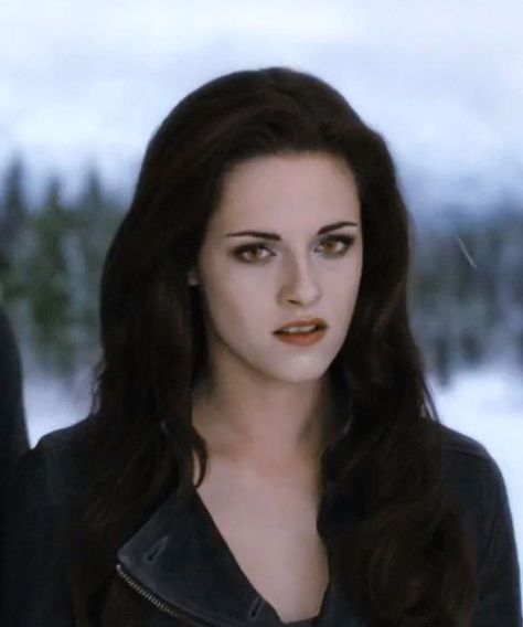 Bella - Twilight: Breaking Dawn pt. 2 - (Kristen Stewart) Bella Swan Vampire, Bella Swan Aesthetic, Kristen Stewart Twilight, Bella Cullen, Twilight Breaking Dawn, Twilight Edward, Breaking Dawn Part 2, Twilight Photos, Twilight Film