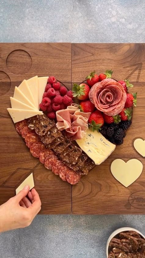 Romantic Charcuterie Board For Two, Valentine Charcuterie, Valentines Party Food, Valentines Brunch, Charcuterie Board Meats, Easter Tag, Plating Ideas, Charcuterie Platter, Charcuterie Inspiration