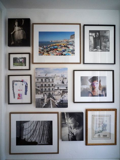 Photo Frame Wall Ideas, Travel Photo Wall Ideas, Ways To Display Family Photos, Portrait Gallery Wall, Photo Wall Family, Family Photo Gallery Wall, Travel Photo Wall, Travel Photos Display, Photo Wall Ideas