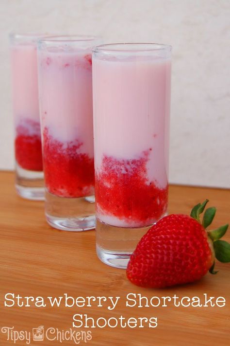 Strawberry Shortcake Shot, Strawberry Shortcake Drink, Rose Strawberries, Strawberries Watercolor, Cupcakes Fruit, Boozy Shakes, Vodka Slush, Cake Vodka, Shooter Recipes