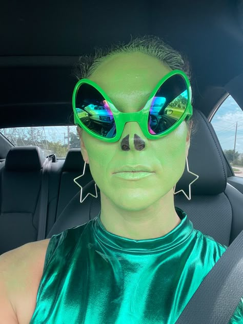 Easy green alien makeup with black nose Green Alien Costume Women, Mib Alien Costume, Alien Halloween Costumes Diy, Alien Inspo Outfit, Alien Costume Men Diy, Alien Fancy Dress Women, Green Alien Makeup Halloween, Alien Cosplay Diy, Out Of This World Costume Ideas