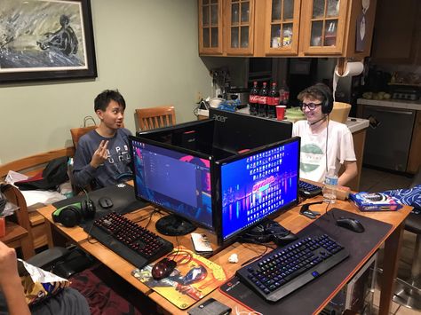 Small LAN party with a couple of friends http://ift.tt/2tsU2u7 Check out Mystikz Gaming http://ift.tt/2tVNFmJ Lan Party Setup, Lan Party, Computer Diy, Sore Loser, Teen Friends, Board Game Design, Party Setup, Retro Gadgets, Time Cartoon