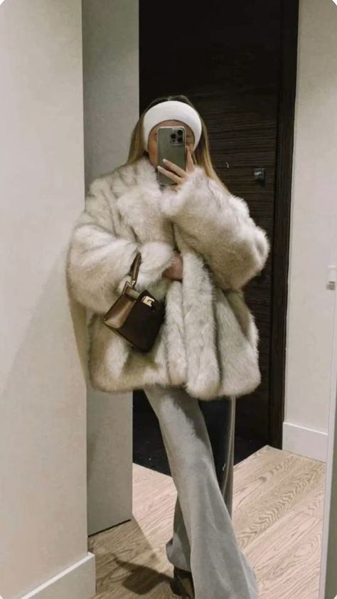 Winter Fur Aesthetic, Outfit Ideas Fur Coat, Winter Outfits With Fur Coat, Old Money Fur Coat, Winter Old Money Outfit Women, Old Money Winter Fashion, Winter 2024 2025 Outfits, Outfit Winter 2025 Women, Outfits With Fur Coat