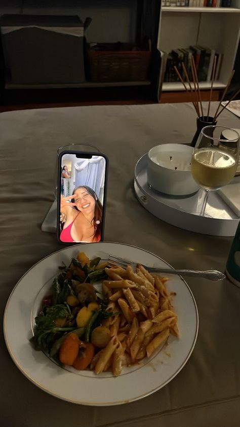 Maria’s Facetime Dinner w/ 3rd Shard braincell Facetime Call Aesthetic, Facetime Girlfriend, Facetime Friends Aesthetic, Facetime Ideas, Facetime Aesthetic, Facetime With Friends, Video Call With Friends, Friends Studying, Carley Fortune