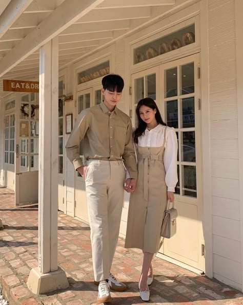 Couple Outfit Ideas Matching Aesthetic, Matching Korean Outfits, Classic Couple Outfits, Couple Casual Outfits Matching, Korean Couples Outfit, Prewedding Clothes Outfit Ideas, Korean Outfits Couple, Couple Outfits Matching Classy Wedding, Couple Ootd Outfits Casual