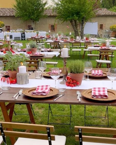 Villa Catignano on Instagram: "Today’s Delightful Italian-Style Welcome Dinner  with a view of the Tuscan hills  at @villa_catignano ❣️ 🌿💫 Our stunning couple Elisabeth and Diarmuid welcomed their guests with this beautiful pizza party!   Elisabeth &  Diarmuid’s Welcome Dinner 🇮🇹🌿🤍 14th May 2024   Photos & Videos: @villa_catignano @marmoross  Planner: @yesido_weddings_events  Location: @villa_catignano  Catering: @ilsorrisoricevimenti  Flower designer:  @bianchi_fiori fiori  @de_lizzy ❣️  @italian_wedding_blogger  @ig_tuscany_ @toscana_splendida @ruffledblog @weddedwonderland   #dreamweddings #luxurywedding #weddingdress #casamento #weddingabroad #villacatignano #weddingdetails #weddinginspo #destinationweddingitaly #weddingcandles #weddingitaly #italyweddings #italywedding #wedding Tuscan Wedding Theme Rustic Italian, Italian Family Style Wedding Dinner, Italian Rehearsal Dinner, Italian Wedding Entertainment, Italian Countryside Dinner Party, Tuscan Wedding Signage, Italian Dinner Table, Italian Party Decorations, Italian Dinner Party Decorations