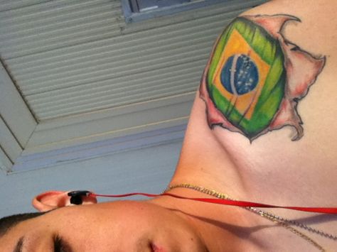 Brazilian flag with torn skin Brazil Tattoo Ideas, Brazil Tattoo, Brazilian Flag, Tat Ideas, Watercolor Tattoo, Tatting, Tattoo Ideas, Brazil, Flag