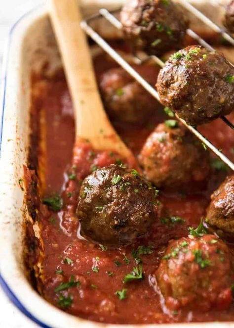 Meatballs In Oven, Tasty Oven, Baked Italian Meatballs, Oven Baked Meatballs, Baked Meatball Recipe, Recipe Tin Eats, Sauteed Chicken Breast, Spaghetti With Ground Beef, Tin Eats