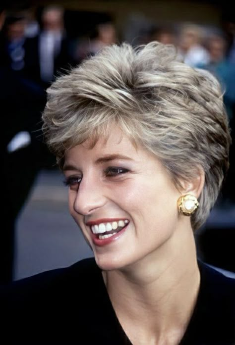 Princess Diana Diana Haircut, Princess Diana Hair, Haircut For Face Shape, True To Myself, Princess Diana Photos, Princess Diana Pictures, Princess Diana Family, Princes Diana, Diana Fashion