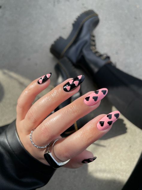 Pink Black And White Valentine Nails, Pink Nails With Black Heart Design, Pink Black Almond Nails, Emo Heart Nails, Pink Black Nails Ideas, Black Pink Inspired Nails, Black Pink Heart Nails, Pink Black Valentine Nails, Nails Inspiration Pink And Black