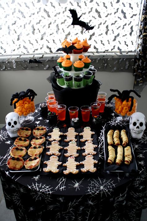 Halloween kid party ideas for food Party Food Table Ideas, Snack Halloween, Buffet Halloween, Halloween Kids Party, Food And Desserts, Creepy Food, Halloween Buffet, Postres Halloween, Recetas Halloween