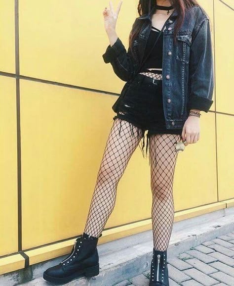 Fishnet Outfits, Fishnet Outfit, Fashion Guys, Look Grunge, Goth Outfit, Stockings Outfit, Jean Jacket Outfits, London Outfit, Grunge Look