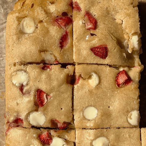 Strawberry and white chocolate blondies Strawberry White Chocolate Blondies, White Chocolate Blondies Recipe, Coffee Shop Recipes, Chocolate Walnut Brownies, Chocolate Blonde, Strawberry White Chocolate, Chocolate Blondies, White Chocolate Blondies, Chocolate Chip Blondies