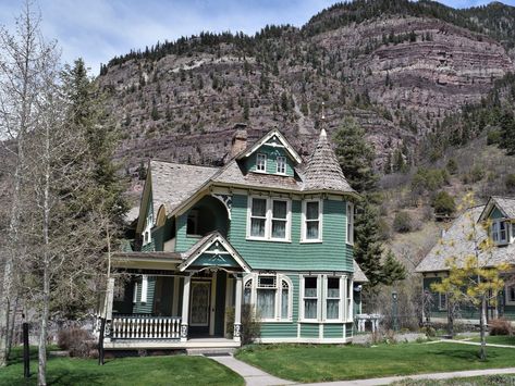 Modern Log Cabins, Town Architecture, House In The Mountains, Mountain Architecture, Painting Shutters, Property Ideas, Craftsman Homes, Ski Town, Alpine Style