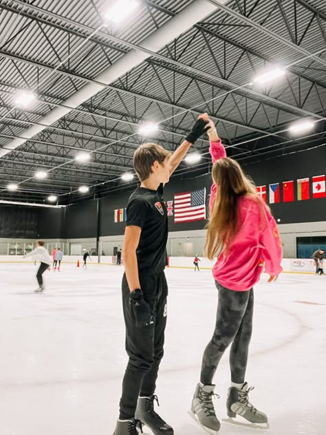 Hockey Bf And Gf, Cute Couple Pics Hockey, Figure Skater And Hockey Player Couple, Ice Skating Couple Pics, Hockey Couple Aesthetic, Hockey Boyfriend Aesthetic, Couples Ice Skating, Hockey Couple Goals, Hockey Couples