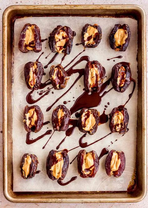 Dates With Peanut Butter, Stuffed Dates, Date Recipes, Chocolate Snacks, Peanut Butter And Chocolate, Vegan And Gluten Free, Peanut Butter Recipes, Twenty Four, Peanut Butter Chocolate