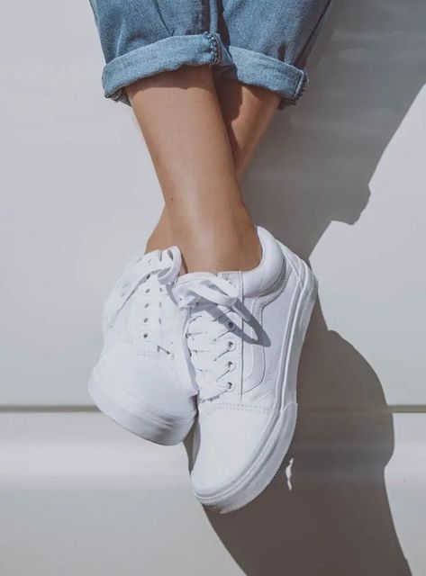 White Vans: How to Style Like a Fashion Icon Vans Wallpaper, Vans Ultrarange, Natasha Oakley, Tenis Vans, Vans Outfit, Vans White, White Vans, Shoe Inspo, Vans Sneakers