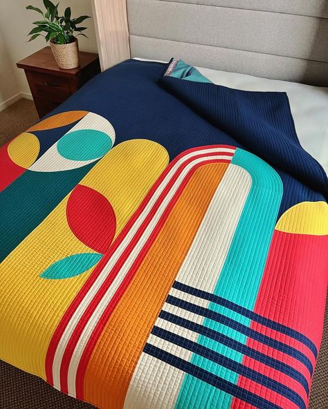 #quiltcon on Instagram | Hashtags Circle Quilt Patterns, Bright Quilts, Solid Quilt, Abstract Quilt, Japanese Quilts, Wedding Quilt, Colorful Quilts, Contemporary Quilts, Modern Quilt Patterns