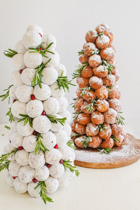 Christmas Decorative Food Ideas, Powdered Donut Tree, Christmas Shower Food, Mini Donut Christmas Tree, Brunchmas Ideas, Munchkin Donut Tree, Large Christmas Party Food Ideas, Christmas Theme Dessert Ideas, Dessert Bar Christmas