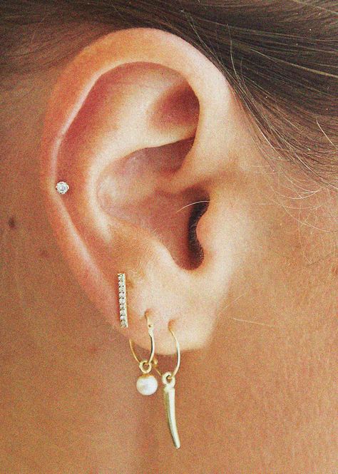 Pendulum Earrings, Pretty Ear Piercings, Mode Tips, Cute Ear Piercings, Multiple Ear Piercings, Cute Piercings, Hammered Hoop Earrings, Cartilage Piercing, Emerald Earrings