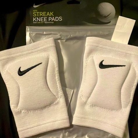 Nike Volleyball Knee Pads, Nike Knee Pads Volleyball, Nike Knee Pads, Volleyball Style, Volleyball Outfit, Volleyball Gear, Nike Volleyball, Photographie Indie, Volleyball Knee Pads