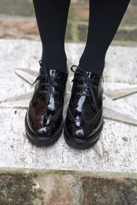 Nando Muzi brogues, scarpe stringate, patent leather brogues, Fashion and Cookies, fashion blogger Brouges Women Outfit Work, Brouges Women, Brogues Outfit Women, Black Brogues Outfit, Brogues Womens Outfit, Brogues Outfit, Brogue Shoes Women, Modest Outfits Ideas, Two Tone Brogues