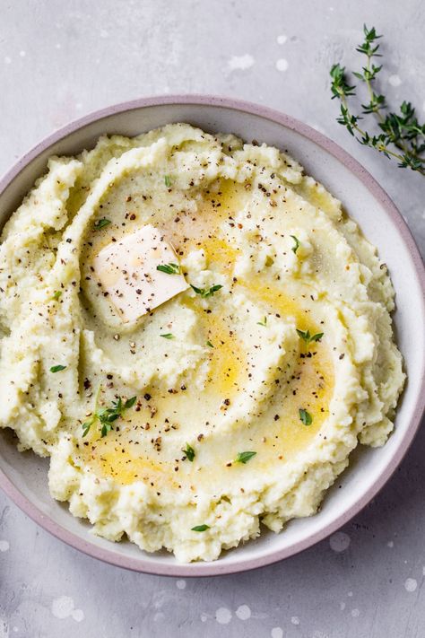 Learn how to make the BEST soft and fluffy Mashed Cauliflower! This easy cauliflower mash recipe is tasty, creamy, and low carb. Vegan Mashed Cauliflower, Truffle Mashed Potatoes, Cauliflower Side Dish, Mashed Cauliflower Recipe, Cauliflower Mashed, Cauliflower Potatoes, Cauliflower Mashed Potatoes, Mash Recipe, Steamed Cauliflower