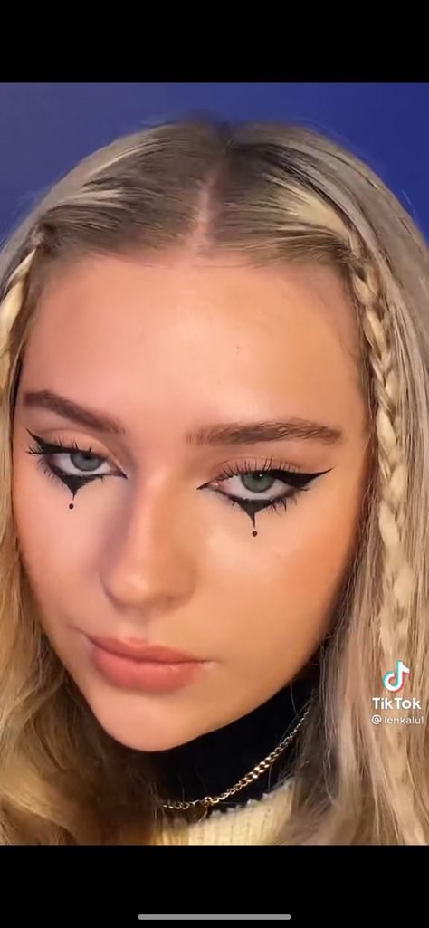 Halloween Eyeliner, Eyeliner Tutorials, Maquillage Halloween Simple, Halloween Hombre, Halloweenský Makeup, Holloween Makeup, Cute Halloween Makeup, Halloween Songs, Halloween Makeup Pretty