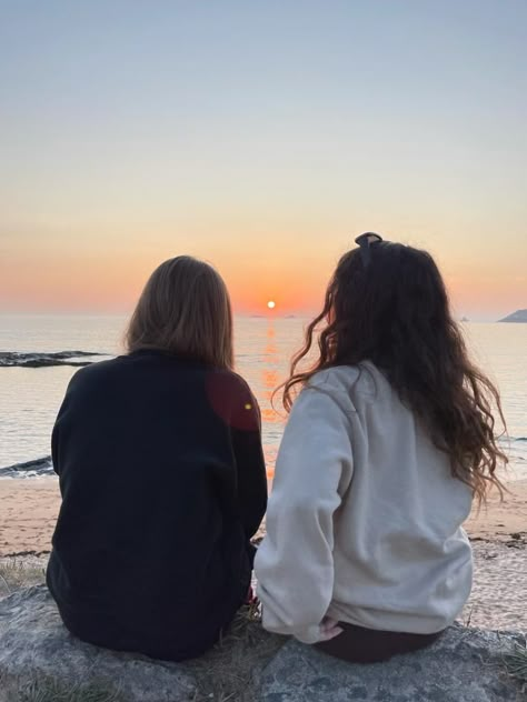 Faceless Friend Pics, Faceless Duo Pics, Faceless Best Friends Aesthetic, Best Friends Faceless, Photo Recreation, Best Friends Aesthetic, Two Best Friends, Best Friend Pictures, Friend Photos