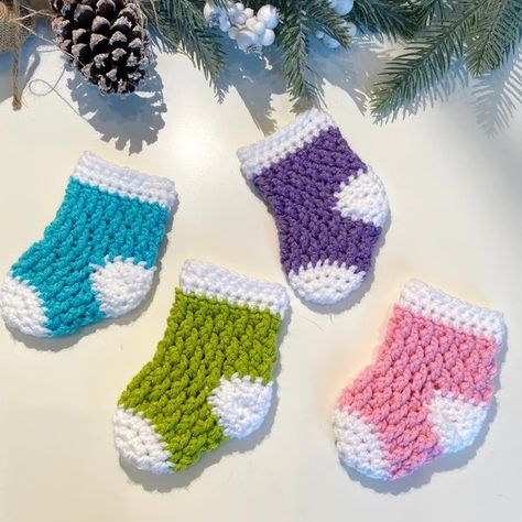 Mini Christmas Stockings Mini Christmas Stockings Crochet, Crochet Mini Stocking, Crochet Smiley Face, Crochet Mini Christmas, Baby Socks Design, Diy Crochet Christmas, Stocking Pattern Free, Božićni Ukrasi, Crochet Baby Socks