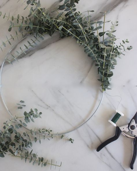 Eucalyptus Hoop Wreath, Wreath Eucalyptus Christmas, Christmas Wreath Eucalyptus, Minimalist Wreath Diy, How To Make A Eucalyptus Wreath, Dried Eucalyptus Wreath, Diy Eucalyptus Wreath, Simple Wreath Ideas, Eucalyptus Wreath Decor