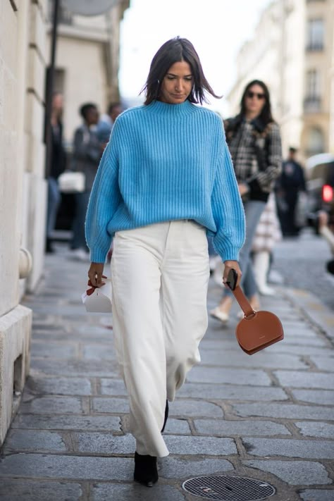 Mix a Bright Blue Sweater With a Brown Bag or Shoes, and Separate With White Denim Jumper Outfit Women, Blue Jumper Outfit, Jumper Outfits, Blue Sweater Outfit, Paperbag Hose, Jumper Outfit, Blue Knit Sweater, Colour Matching, Blue Jumper