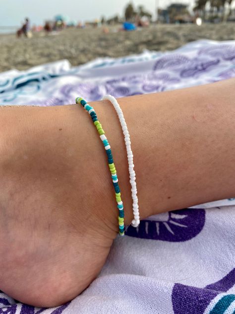 Bracelets Colors Ideas Beads, Small Bead Bracelets Ideas Summer, Beads Bracelets Aesthetic, Ideas Para Hacer Pulseras, Summer Beaded Bracelets, Verano Aesthetic, Pulseras Aesthetic, Ankle Bracelets Diy, Diy Friendship Bracelets Tutorial