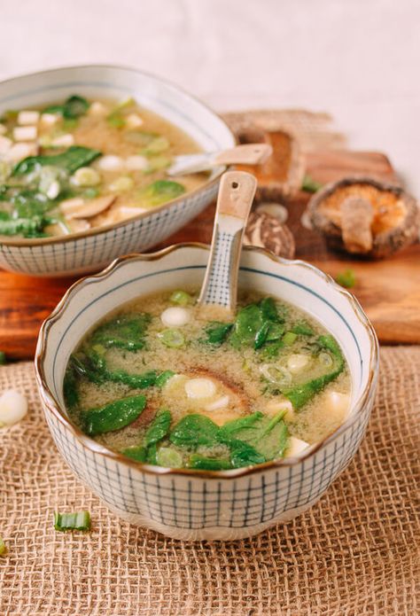 Miso Soup Recipe, Japanese Diet, Mapo Tofu, Asian Soup, Japanese Cooking, Think Food, Miso Soup, Bowl Of Soup, Idee Pasto Sano