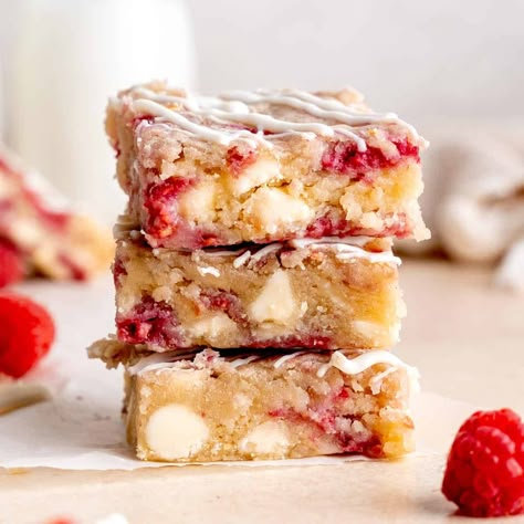 Dessert Recipes Blondies, Raspberry White Chocolate Blondie Bars, White Chocolate Squares, Gourmet Blondie Recipes, White Chocolate Blondie, Raspberry White Chocolate Recipes, Raspberry And White Chocolate Blondies, Strawberry White Chocolate Blondies, Raspberry Lemon Blondies