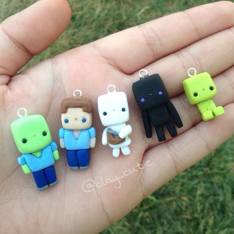 Minecraft fimo Minecraft Clay Charms, Minecraft Polymer Clay, Minecraft Beads, Polymer Clay Cake, Clay Kawaii, Polymer Clay Kawaii, Polymer Clay Diy, Cute Polymer Clay, Polymer Clay Miniatures