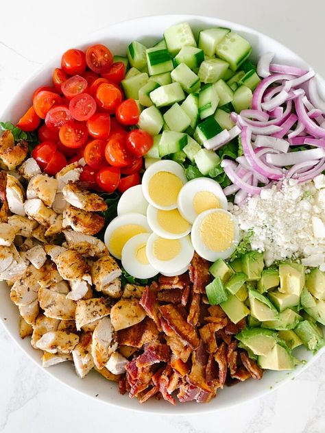 The BEST Cobb Salad with Chicken Homemade Chicken Marinade, Chicken Cobb Salad, Meal Train, Cobb Salad Recipe, Resep Salad, Meal Train Recipes, Air Fried Chicken, Chicken Salad Recipe, Cheese Salad