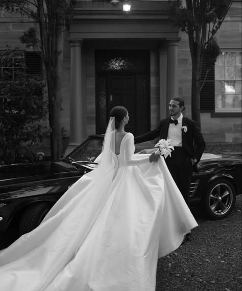 Timeless Wedding Dress, Wedding Photography Styles, Bridal Photoshoot, Wedding Photo Inspo, Dream Wedding Ideas Dresses, Classic Wedding Dress, Foto Poses, Classy Wedding, October 4