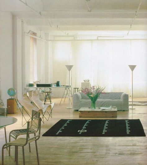 Maurizio Benadon and Benedicte Siroux's home in New York, 1982. 90s Minimalism Interior, 1980 Home Decor, 90s Architecture, 80s Living Room, Contemporary House Interior, 1980s Interior, 90s Aesthetics, 80s Interior, French Apartment