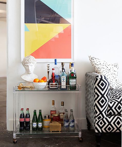 STYLECASTER | Literally Just 29 of the Prettiest Bar Carts We've Ever Seen Ideas De Mini Bar, Lucite Bar Cart, Bar Cart Inspo, Bar Cart Ideas, Gold Bar Cart, Outside Bars, Farmhouse Side Table, Bar Cart Styling, Drinks Trolley