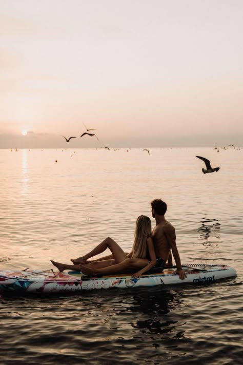 Paddleboard Engagement Photos, Paddle Board Couple Pictures, Paddleboard Photoshoot, Barcelona Couple, Cornwall Photography, Photoshoot Ideas For Boyfriend, Paddle Boarding Pictures, Couple Camping, Surf Aesthetic