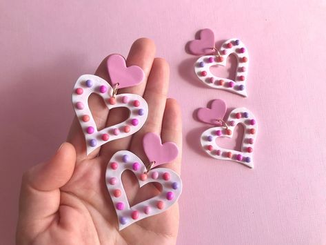 These white confetti heart earrings add a girly, kawaii feeling to any outfit. They are equal parts princess and glam. Y2k aesthetic. Made from polymer clay. Jewelry Princess, Earrings Y2k, Glam Y2k, Rainbow Clothes, Pink Heart Earrings, Aesthetic Earrings, Diy Earrings Polymer Clay, Girl Earrings, White Confetti